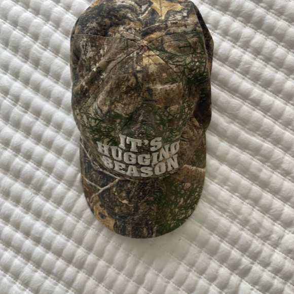 Its hugging season  kids hat - Picture 2 of 3